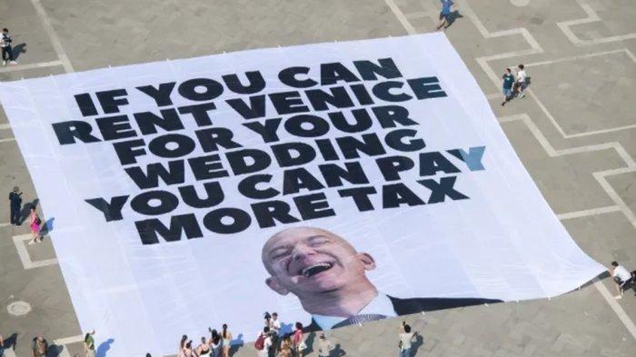 MENENTANG - Spanduk Greenpeace dan Everyone Hates Elon yang menentang pernikahan Jeff Bezos di Venesia.