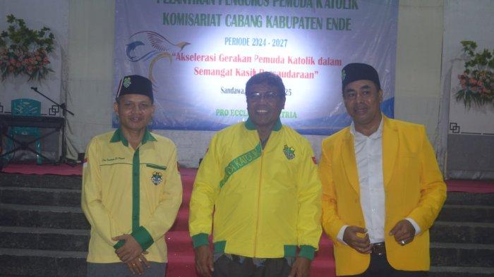 Uskup Agung Ende Mgr Paulus Budi Kleden bersama Ketua Pemuda Katolik Komda NTT dan Ketua Pemuda Katolik Komcab Ende.
