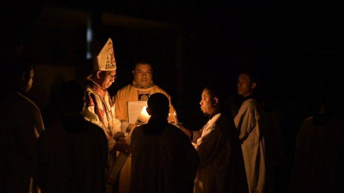 DOMINIKUS SAKU - Uskup Keuskupan Atambua, Mgr. Dominikus Saku, Pr, didampingi oleh Romo Kris Fallo, Pr sebagai konselebran memimpin Misa malam Paskah 2025 di Gereja Katedral St Maria Immaculata Atambua, Kabupaten Belu, Sabtu 19 April 2025.