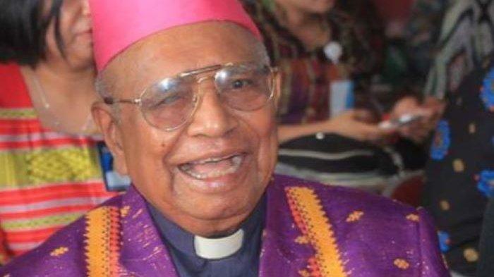 Uskup Emeritus Mgr Anton Pain Ratu SVD menjadi Uskup Keuskupan Atambua sejak tahun 1984 hingga tahun 2007