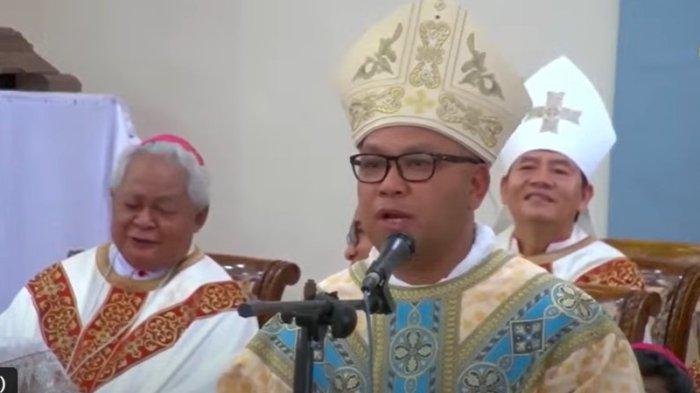 Uskup Labuan Bajo, Mgr. Maksimus Regus (tengah) saat misa pontifikal di Gereja Katedral Roh Kudus Labuan Bajo, Sabtu 2 November 2024.