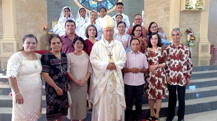 Uskup Keuskupan Ketapang, Kalimantan Barat, Mgr. Pius Riana Prapdi pose bersama umat Paroki St. Fransiskus dari Assisi Kolhua Kupang seusai misa, Minggu (12/5/2024).