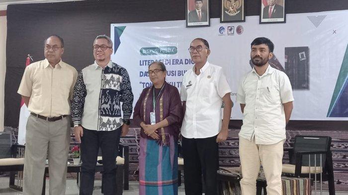 Dari kiri ke kanan: Romo Leo Mali, Pr, Usman Kansong, Pdt. Emmy Saherian, Kepala Dinas Kominfo NTT, Frederik Christian Purwanto Koenunu, dan penyair Mario F Lawi.