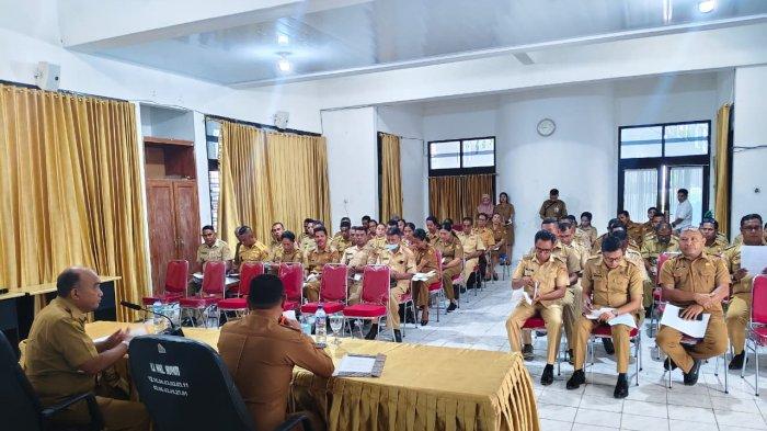 WAKIL BUPATI - Wakil Bupati Belu, Vicente Hornai Gonsalves, ST, memimpin langsung rapat teknis verifikasi data JKN-KIS yang digelar di Aula Lantai Satu Kantor Bupati Belu, Selasa (6/5/2025).