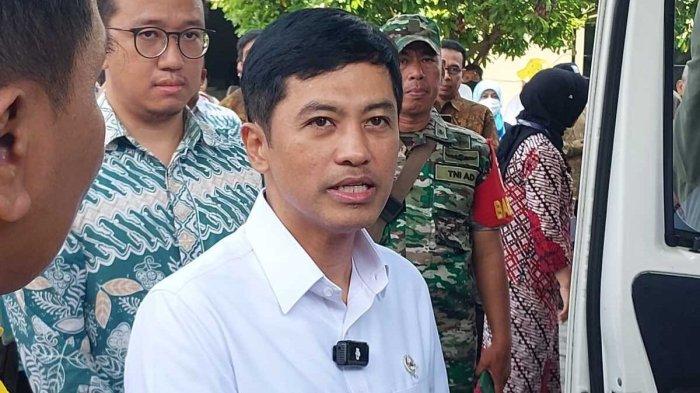 WAMENKES - Wakil Menteri Kesehatan Dande Saksono Harbuwono saat meninjau implementasi Penanggulangan Tuberkulosis di Tamanmartani, Kapanewon Kalasan, Kabupaten Sleman, Jumat (31/1/2025).(