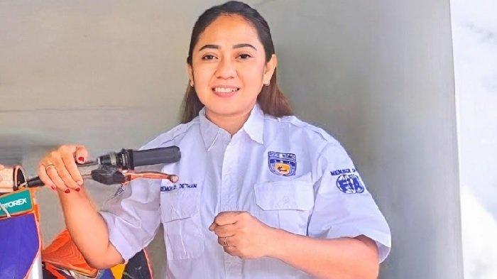 Wabup Rote Ndao, Apremoi Dethan mengenakan kameja IMI dan foto dengan motor trailnya.