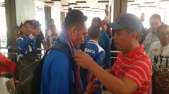 Wakil Bupati Lembata, H. Muhamad Nasir menjemput tim Persebata Lembata di Bandara El Tari Kupang