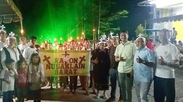 POSE BERSAMA- Wakil Bupati Rote Ndao, Apremoi Dethan, anggota DPRD NTT Simson Polin, Pendeta dan Jemaat Rayon Nusaklain Barat foto bersama usai Pawai Obor Paskah. Minggu, (20/4/2025) pagi.