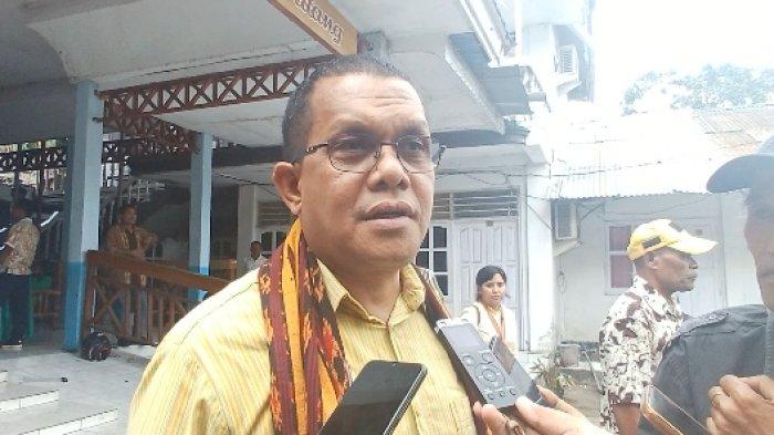 KESEHATAN - Wakil Ketua Komisi IX DPR RI, Melki Laka Lena memberikan keterangan terkait Undang-Undang Kesehatan terbaru saat berada di Kalabahi, Kabupaten Alor.