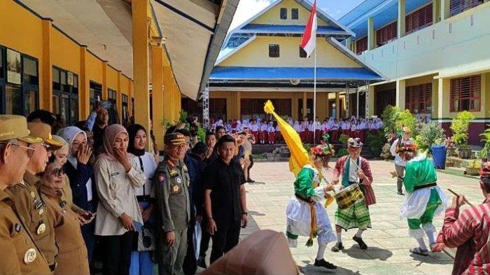DISAMBUT TARIAN - Wamendagri disambut dengan tarian tradisional Galangi sebagai bentuk penghormatan dan penyambutan khas daerah saat kunjungan ke Kota Baubau Sulawesi Tenggara.