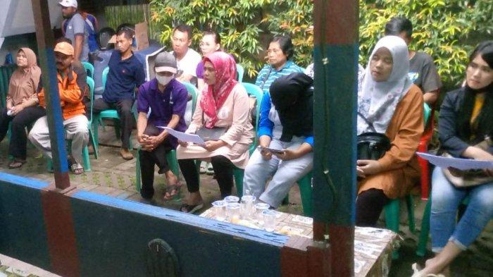 IKUT SOSIALISASI PINTAR -Warga Cimahi, Bandung, Jawa Barat serius mengikuti sosialisasi KSP Kopdit Pintu Air (Pintar).