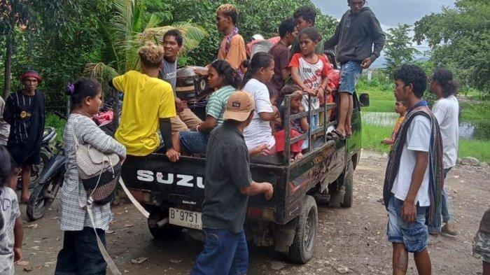 Warga Sumba dan keluarga korban pelecehan seksual di Bima saat audiensi kesepakatan damai di Kantor Camat Woha, Minggu (19/1/2025).