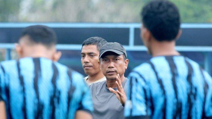 Pelatih Arema FC Widodo Cahyono Putro berdiskusi dengan pemain untuk persiapan tim di Lapangan ARG Lawang, Jumat (9/2/2024) sore.