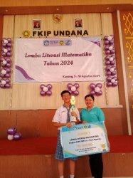 Johanes Wilberth Oematan Suhardi, siswa Kelas IX SMPK St. Theresia Kupang pose bersama Guru Pendamping Devi Usboko, S.Pd