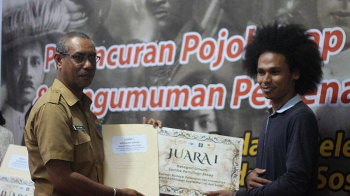 Penyerahan hadiah kepada Wilhelmus F.N Runesi, pemenang pertama kategori umum lomba penulisan esai tentang warisan budaya, di Dinas Kearsipan dan Perpustakaan Provinsi NTT, Selasa (24/9/2024).