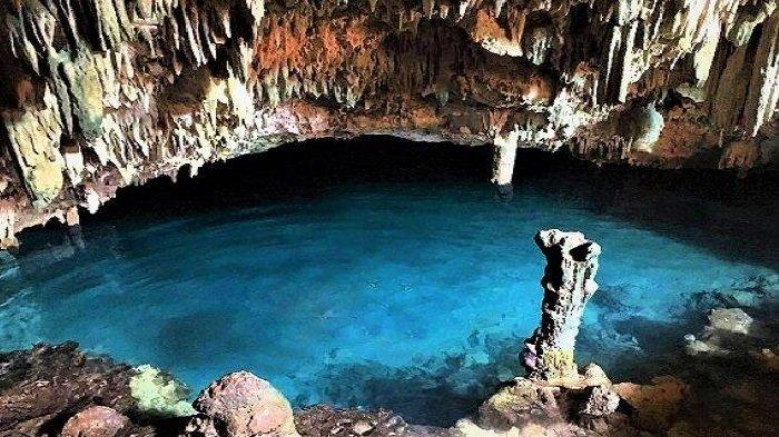 GOA CERMIN - Salah satu destinasi wisata, Goa Batu Cermin yang terletak di Kecamatan Komodo Kota Labuan Bajo. Banyaknya Wisata Labuan Bajo, Kunjungilah Taman Nasional Komodo (TNK) di Kabupaten Manggarai Barat, wisatawan bisa menuju ke Kota Labuan Bajo dari Kupang dengan menggunakan pesawat Wings Air, Citilink dan Batik Air untuk menyaksikan wisata laut dan wisata darat yang indah.