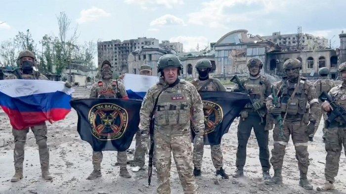 Pemimpin pasukan bayaran Rusia, Yevgeny Prigozhin (depan) di Bakhmut, Ukraina, pada 20 Mei 2023. Pada 23 Juni 2023, pemimpin perusahaan tentara bayaran yang dikenal sebagai Wagner itu mengumumkan serangan kepada tentara Rusia.