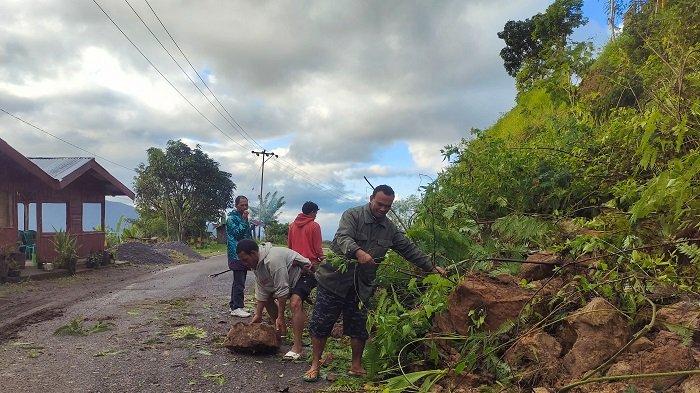 KEPALA DESA - Kepala Desa Golo Loni, Yohanes B Okalung, bersama warga sedang mengevakuasi material longsor di Lerang, Desa Golo Loni, Kecamatan Ranamese, Kabupaten Manggarai Timur secara manual.