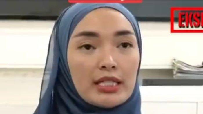 HIJAB ---Zaskia Gotik resmi berhijab