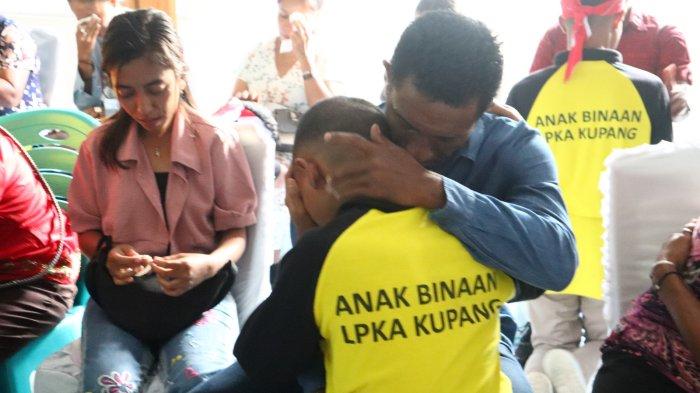 ANAK BINAAN - Anak-anak binaan LPKA Klas I Kupang memeluk orang tua mereka dalam acara Temu Kangen di LPKA Kupang.