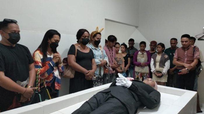 MELAYAT- Tampak sejumlah sahabat serta keluarga dan anggota Komunitas IMof NTT saat melayat dan mendoakan transpuan Desy alias Oktovianus di kamar jenazah RS Leona Kupang.