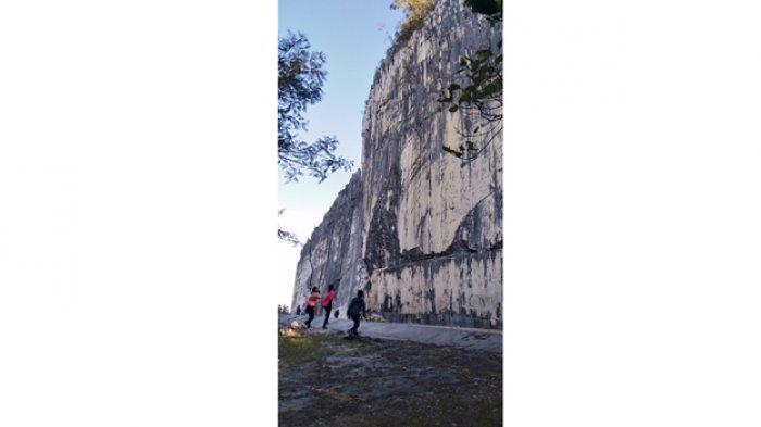 Keindahan obyek wisata bukit marmer Nausus