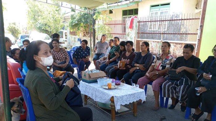 KELOMPOK ARISAN - Anggota Paguyuban Memento Mori Mangulewa saat arisan perdana di kediaman Bapak Johanis Mau, blok V/26 BTN Kolhua Kota Kupang.