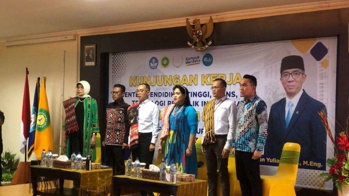PERTEMUAN - Menteri Pendidikan Tinggi Sains, dan Teknologi Republik Indonesia, Anggota Komisi X DPR RI Anita Jacoba Gah pose bersama dalam pertemuan dengan Rektor Universitas Nusa Cendana, beserta jajaran dalam kunjungan kerja