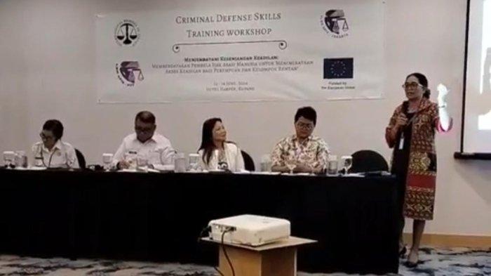 ANSY RIHI DARA -- Direktris LBH APIK NTT, Ansy Rihi Dara dalam kegiatan Criminal Defense Skills Training Workshop dengan tema Menjembatani Kesenjangan Keadilan, memberdayakan pembelajaran Hak Asasi Manusia (HAM) untuk meningkatkan Akses Keadilan Bagi Perempuan dan Kelompok Rentan, Rabu (12/6), di Hotel Harper Kupang.