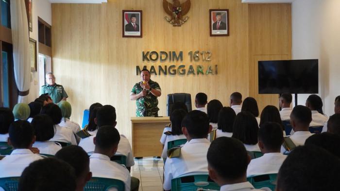 ARAHAN - Dandim 1612/Manggarai, Letkol Inf Budiman Manurung, sedang memberikan arahan kepada puluhan SPPI.