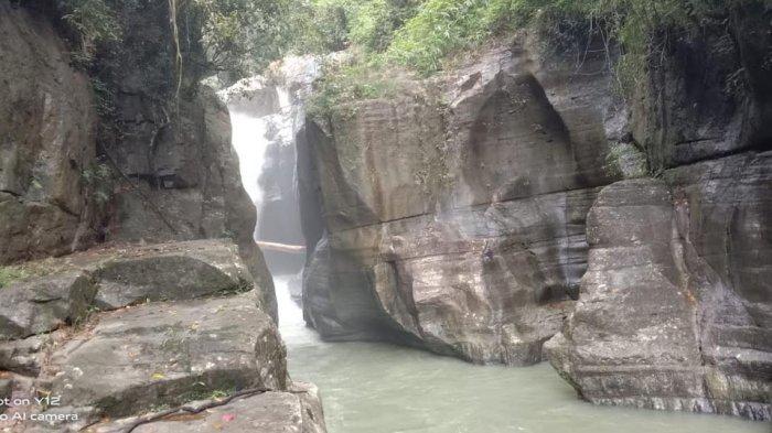 TKP: lokasi tempat kejadian perkara (TKP) Air Terjun Cunca Wulang di Desa Cunca Wulang, Kecamatan Mbeliling, Kabupaten Mabar, Rabu 13 April 2022.