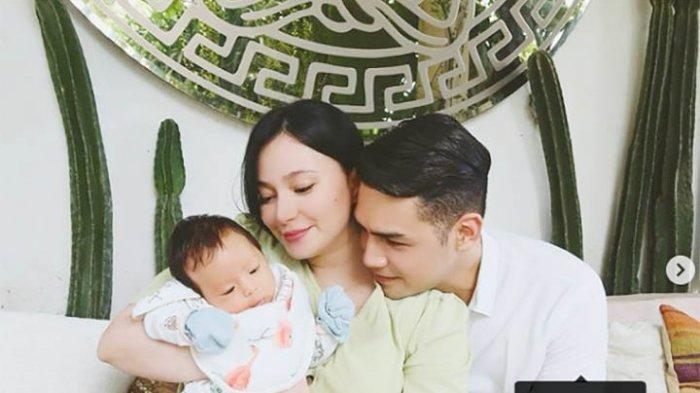 Asmirandah dan Jonas Rivanno bersama sang bayi