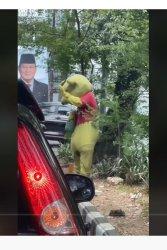 BADUT - Viral Bikin Ngakak Saat Seorang Badut Menghibur Penggunaan Jalan Dengan Berjoget