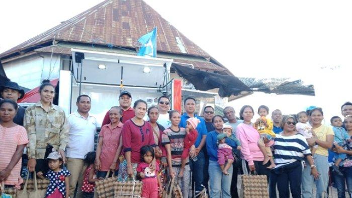 STUNTING - Bank NTT memberikan bantuan kepada masyarakat untuk mencegah stunting. Kegiatan ini dalam rangka peringatan HUT ke-61 Bank NTT.