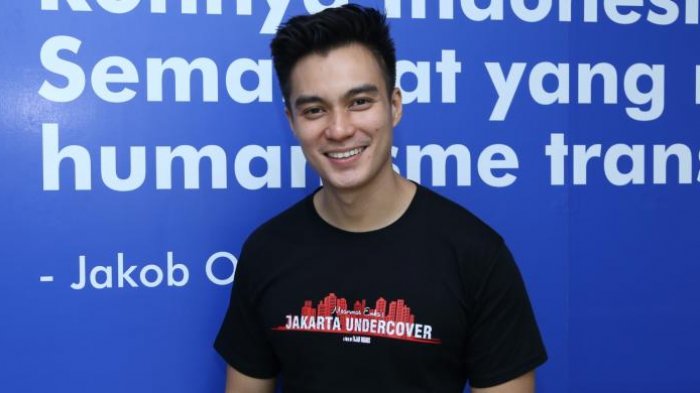 Baim Wong, salah seorang bintang film Jakarta Undercover, berpose di kantor Redaksi Kompas.com, Palmerah Selatan, Jakarta Pusat, pada Selasa (31/1/2017).