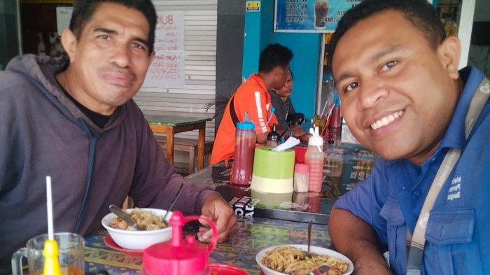 BAKO FLOBAMORA - Kuliner NTT Semangkok Bakso Flobamora Membangun Kisah dan cerita Serta Komitmen Panlak UKW PWI NTT, bro Oby Lewanmeru danbro Eras menikmati bakso sambil ngobrol, lokasi depan Kantor BPJS Kesehatan NTT, Jalan WJ Lalamentik, Kota Kupang (samping depan Stadion Flobamora-Oepoi, Kota Kupang, Sabtu 28 Oktober 2023
