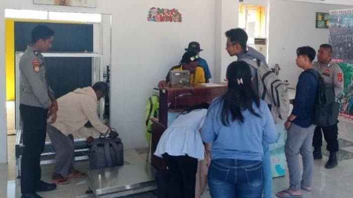PENGAMANAN - Polres Sabu Raijua melalui personilnya melaksanakan pengamanan penerbangan pesawat Susi Air dengan nomor registrasi PK-BVQ tipe C208 di Bandara Tardamu Sabu
