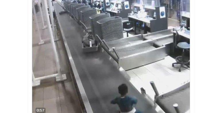 BARANG BAGASI - Berita Viral Seorang Anak Masuk ke Tempat Penampungan Bagasi Pesawat di Bandara Santiago Chili