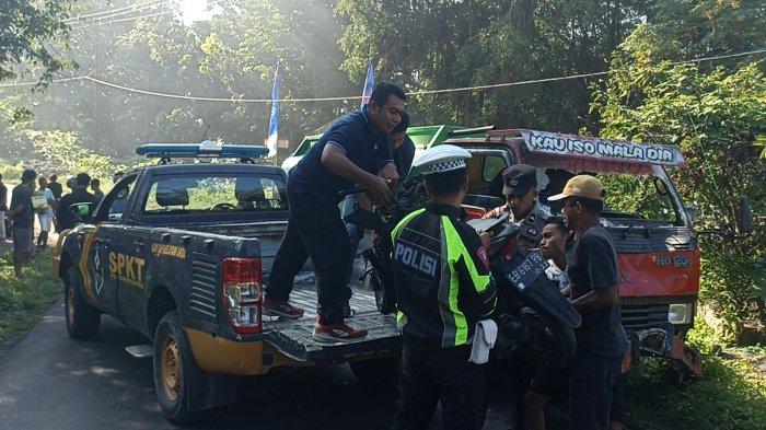 BARANG BUKTI - Barang bukti mobil tangki air dan sepeda motor yang terlibat lakalantas terlihat di lokasi kejadian jalan Borong-Cepi Watu.