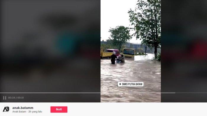 Viral Seorang Pemuda Biarkan Motornya Terendam Banjir Demi Tolong Ibu dan Anak yang Hampir Jatuh di Batam