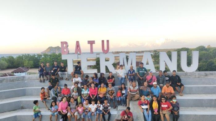 BATU TERMANU - Ketua KUB Sta Imaculata, Martinus Ikun (tengah), RD Peter Seto Dai (baju hijau) dan umat KUB foto bersama di destinasi wisata di Batu Termanu, Rote Ndao, Minggu, 04 Juni 2023.