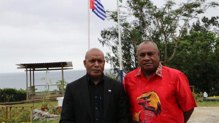 Benny Wenda, kiri, bersama perdana menteri sementara ULMWP pada KTT Pemimpin Melanesian Spearhead Group (MSG) ke-22 di Port Vila Vanuatu.