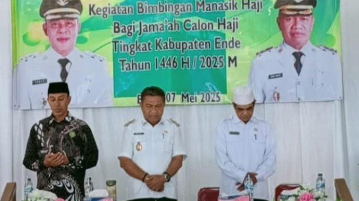 BIMBINGAN MANASIK – Sebanyak 32 dari 40 calon jamaah haji asal Kabupaten Ende mengikuti kegiatan Bimbingan Manasik Haji sebagai persiapan akhir sebelum diberangkatkan ke Tanah Suci.