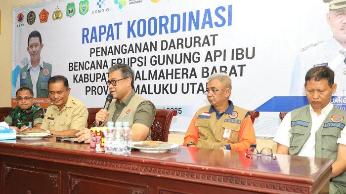 Suasana pelaksanaan psikosial kepada anak-anak yang dihadiri oleh Deputi Bidang Sistem dan Strategi BNPB Raditya Jati (rompi dan kemeja hijau) di SD Inpres 25 Tongute Goin, Halmahera Barat, Maluku Utara pada Selasa (21/1/2024).