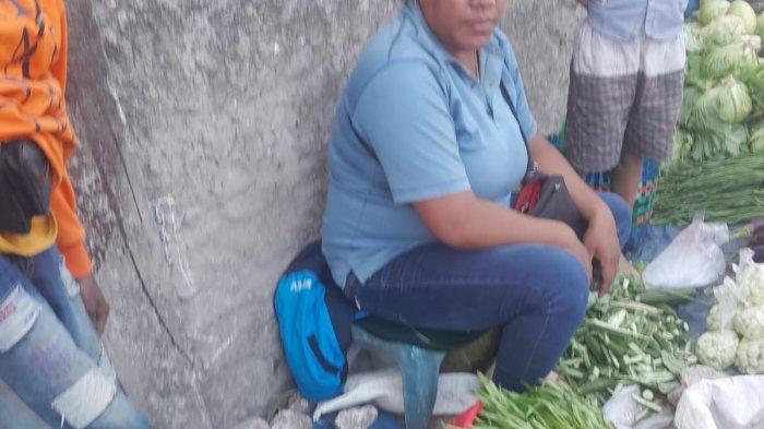 TIMBANG BERAS - Pedagang sedang menimbang beras mol Oesao, di ruas jalan masuk, Pasar Oeba. Kuliner NTT, Karbohidrat Beras Kurangi di Usia 50-an, Ini Harga Beras Mol Osao di Pasar Oeba Kupang