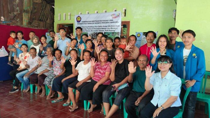 BUDIKDAMBER - Kegiatan PKM Prodi Teknologi Budidaya Perikanan (TBP), Jurusan Perikanan dan Kelautan dari Politani Kupang, di Kelompok Mekaar Lais Manekat, di Kelurahan Fatululi, Kecamatan Oebobo, Kota Kupang, Sabtu (3/8).