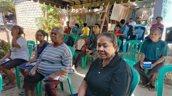 BUDIKDAMBER - Kegiatan PKM Prodi Teknologi Budidaya Perikanan (TBP), Jurusan Perikanan dan Kelautan dari Politani Kupang, di Kelompok Mekaar Lais Manekat, di Kelurahan Fatululi, Kecamatan Oebobo, Kota Kupang, Sabtu (3/8).