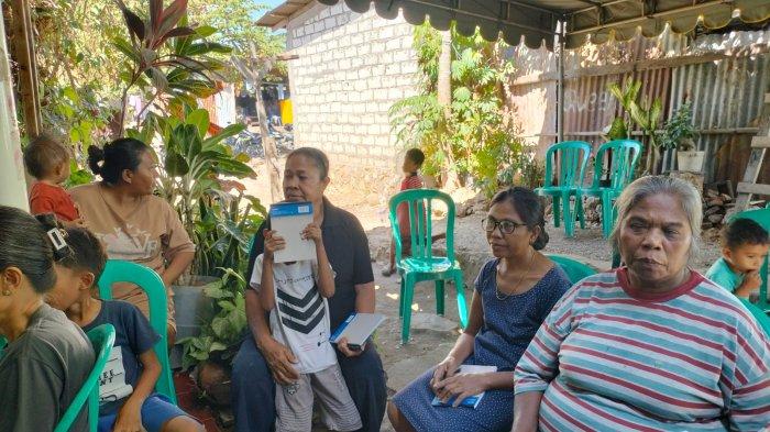 BUDIKDAMBER - Kegiatan PKM Prodi Teknologi Budidaya Perikanan (TBP), Jurusan Perikanan dan Kelautan dari Politani Kupang, di Kelompok Mekaar Lais Manekat, di Kelurahan Fatululi, Kecamatan Oebobo, Kota Kupang, Sabtu (3/8).
