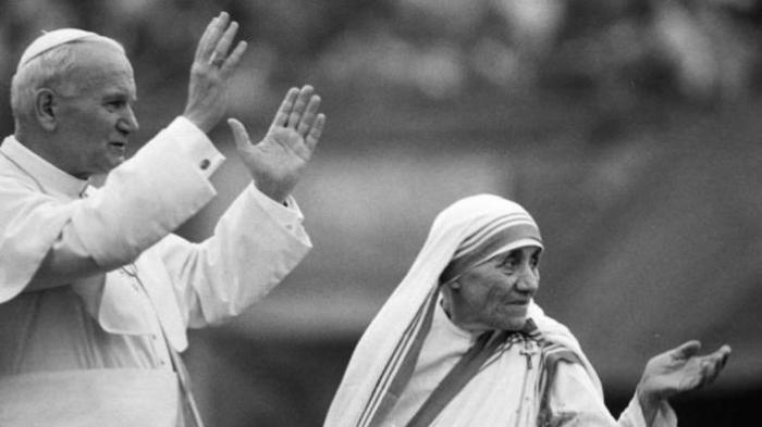 Bunda Teresa dan Paus Yohanes Paulus II melambaikan tangan kepada umat di Nirmal Hriday Home di Kolkata, 3 Februari 1986.