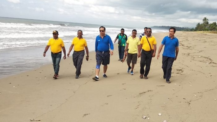 Bupati Malaka, Stefanus Bria Seran bersama pimpinan OPD saat olahraga di Pantai Taberek.